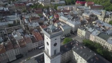 Batı Ukrayna 'daki Lviv şehrinin havadan görünüşü. Eski kasabayı seviyorum. Merkezi pazar meydanı, belediye binası, eski kiliseler ve tarihi binalar. Yüksek kalite 4k görüntü