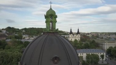 Batı Ukrayna 'daki Lviv şehrinin havadan görünüşü. Eski kasabayı seviyorum. Merkezi pazar meydanı, belediye binası, eski kiliseler ve tarihi binalar. Yüksek kalite 4k görüntü