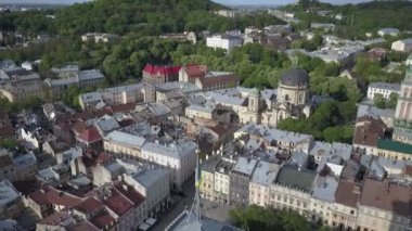 Batı Ukrayna 'daki Lviv şehrinin havadan görünüşü. Eski kasabayı seviyorum. Merkezi pazar meydanı, belediye binası, eski kiliseler ve tarihi binalar. Yüksek kalite 4k görüntü