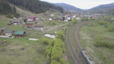 Bir yük treni kömür taşıyor. Batı Ukrayna. Yüksek kalite 4k görüntü