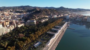 Malaga limanı. Güneşli bir günde Malaga turistik limanı. Yüksek kalite 4k görüntü