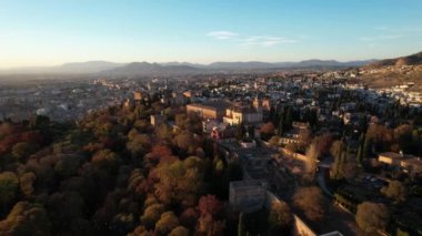 İspanya 'nın Granada, Endülüs kentindeki ünlü Alhambra sarayı ve kalesinin dramatik hava aracı görüntüleri gün batımında. Geriye doğru eğik bir hareketle vurulmuş. - Evet. Yüksek kalite 4k görüntü