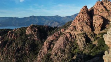 Korsika dağlarının nefes kesen güzelliğine dikkatle bakın. Huzurlu Akdeniz 'le yükseklerde yükseliyor ve nefes kesici bir zemin oluşturuyor..