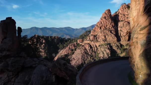 Descubra Impresionante Belleza Sinuoso Camino Que Atraviesa Las Escarpadas Montañas — Vídeo de stock
