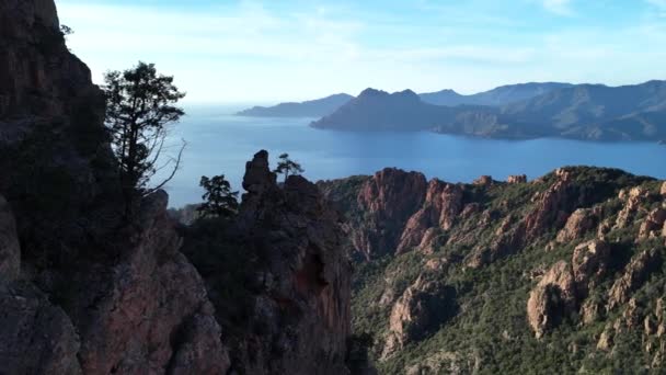 산맥을 포착하는 프랑스 코르시카의 고요한 호수를 바라보고 있으며 배경에는 지중해가 — 비디오