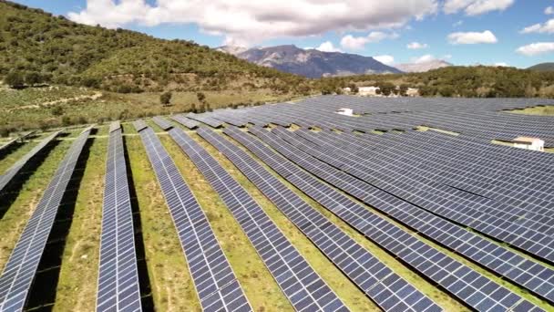 上から巨大な太陽光発電所の広がりを探索し グリーンエネルギーを効率的に生成する太陽光パネルの列を紹介する — ストック動画