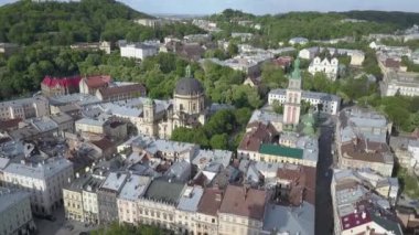 Batı Ukrayna 'daki Lviv şehrinin havadan görünüşü. Eski kasabayı seviyorum. Merkezi pazar meydanı, belediye binası, eski kiliseler ve tarihi binalar. Yüksek kalite 4k görüntü