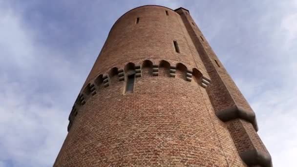Een Close Uitzicht Een Oude Bakstenen Watertoren Onder Een Heldere — Stockvideo