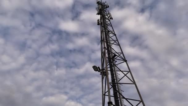 Pozadí Oblohy Stojí Vysoká Věž Mobilního Telefonu — Stock video