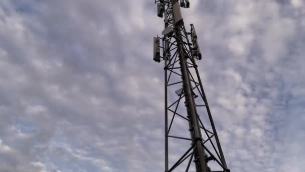 Záblesk Mobilní Věže Detailní Struktura Proti Zatažené Obloze Během Časného — Stock video