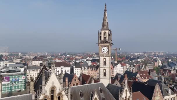 Ett Stort Klocktorn Har Utsikt Över Den Livliga Staden Gent — Stockvideo