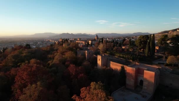 日落时 西班牙安达卢西亚格拉纳达著名的阿罕布拉宫和要塞的戏剧性的无人驾驶飞机镜头 被向后倾斜的动作击中 是的高质量的4K镜头 图库视频片段