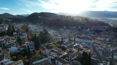 Granada City 'nin hava perspektifi, Albaisin Mahallesi' nin Günbatımı, İspanya 'nın Endülüs bölgesinin karşısındaki Alhambra Tepesi' nin Antik Mağribi Sektörü. Yüksek kalite 4k görüntü