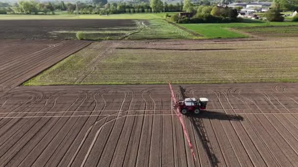 Tractor Labrar Fertilizar Campo Esta Vista Aérea Mostrando Maquinaria Agrícola — Vídeo de stock