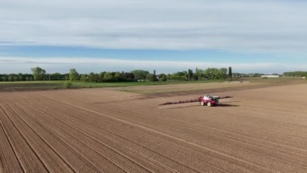 Ein Traktor Arbeitet Auf Dem Feld Und Pflügt Mitten Tag — Stockvideo