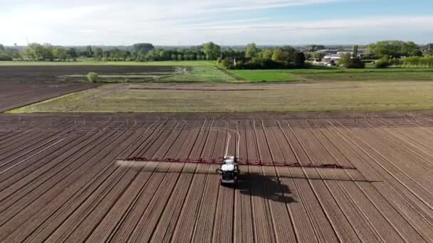 Podívejte Jak Traktor Rozstřikuje Hnojivo Rozlehlém Poli Tomto Leteckém Pohledu — Stock video