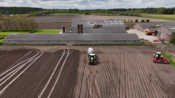 Bir Traktör Arka Planda Bir Çiftlik Evi Olan Bir Çiftlikte — Stok video