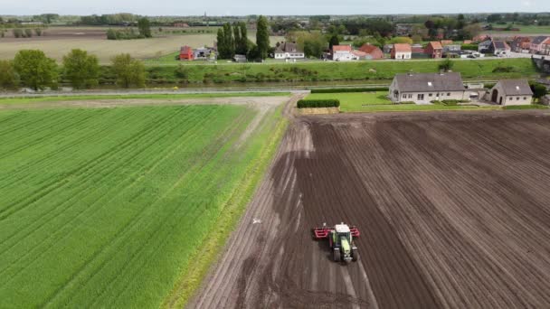 Två Personer Kör Traktor Bearbetning Och Gödsling Ett Fält För — Stockvideo