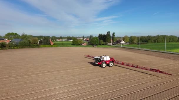 Red White Tractor Actively Plowing Large Field Tilling Fertilizing Soil — Vídeo de stock
