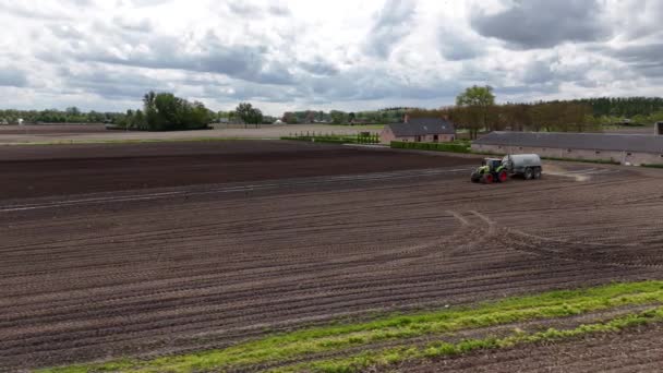 Jasného Denního Světla Vidět Traktor Orající Pole Obdělávající Hnojící Zemědělskou — Stock video