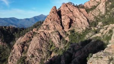 Akdeniz 'in üzerinde heybetli bir şekilde yükselen Korsika dağlarına bakın. Calanques de Piana' nın engebeli güzelliğini gözler önüne seriyor..