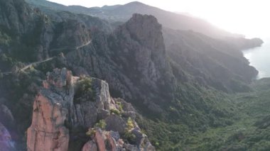 Korsika 'da eşi benzeri görülmemiş bir dağ geçidi, dolambaçlı bir yol ve nefes kesici bir manzara, Frances Calanques de Piana.