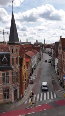 Bruges, Belçika 'nın hareketli caddelerini keşfedin. Şehrin tarihi bölgesinde arabaları ve binaları gezdirin..