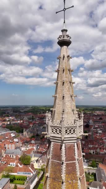布鲁日历史地区的一座高塔骄傲地矗立在十字架顶上 探索这个地标的建筑美和意义 视频剪辑
