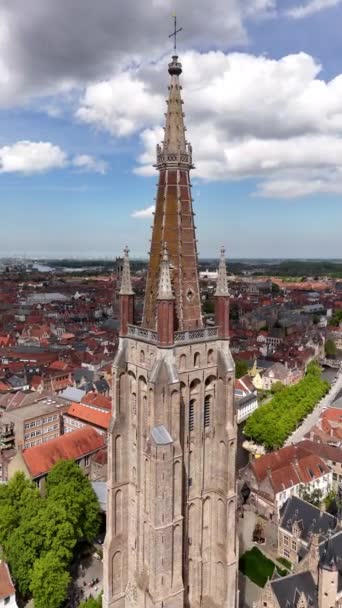 探索位于比利时布鲁日市历史上一座大教堂的鸟瞰景观 图库视频片段