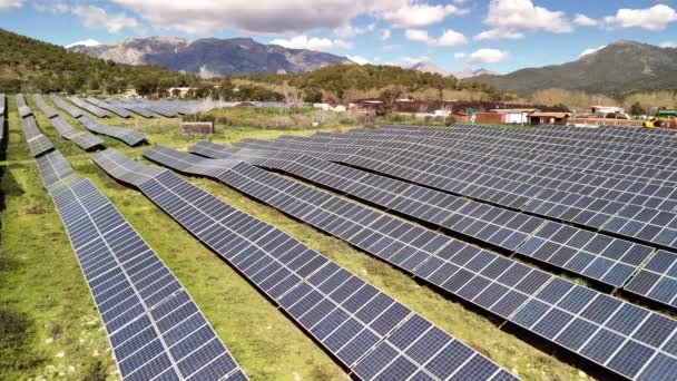 Большое Поле Солнечных Батарей Генерирующих Зеленую Энергию Расположенное Фоне Величественных — стоковое видео
