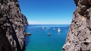 Palma de Mallorcas Torrent de Pareis 'te Sa Calobra' nın sularında yüzen sayısız tekne görülüyor..