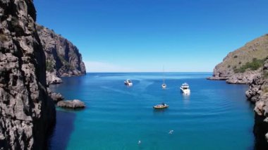 İspanya 'nın Palma de Mallorca kentindeki Sa Calobra' nın sularında barış içinde yüzen bir grup tekne..
