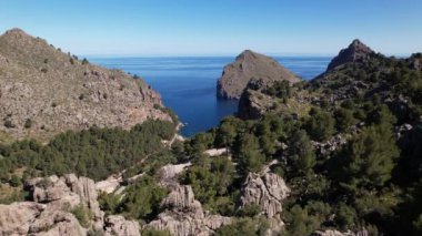 Aşağıdaki engin okyanusu Sa Calobra, Palma de Mallorca 'nın yüksek görüş açısına göre yaşayın..