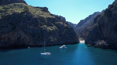 Palma de Mallorcas Torrent de Pareis yakınlarında tekneler Sa Calobras 'da yüzer..