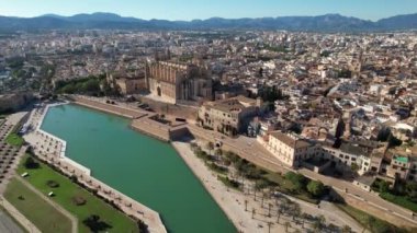 Önünde bir göl bulunan ve şehir manzarasını ve su yüzeyini gösteren bir şehrin havadan bakış açısı. Kısa kod: 776143084