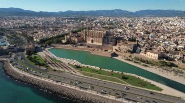 Mallorca Katedrali manzarası ve bir su kütlesi ile Palma de Mallorca şehrini yukarıdan keşfedin. Kısa kod: 776143084