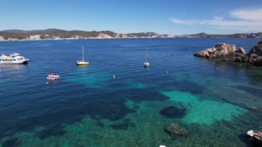 Palma de Mallorca 'da engebeli bir kıyı şeridinde kayıklar sessizce sürüklenir..