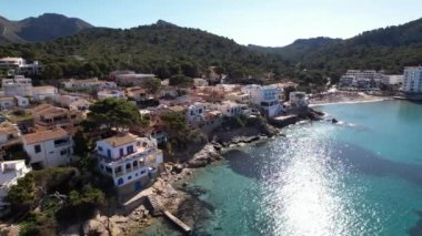 Palma de Mallorca 'nın üzerinde uçuyor, sahilde küçük bir kasaba, kasabaların yerleşim yerlerini, caddeleri, binaları ve rıhtımı gösteriyor..