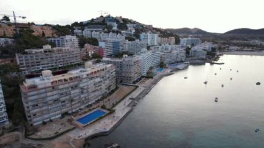 Palma de Mallorca 'da yüksek şehir binalarıyla çevrili engin bir su kütlesi..