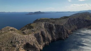 Palma de Mallorca 'daki Cape Formentor' u çevreleyen geniş su kütlelerini hava perspektifinden inceleyerek ikonik deniz fenerini ve çevresindeki kıyı şeridini keşfedin..
