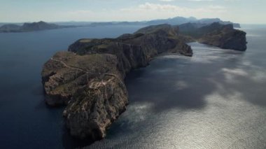 Palma de Mallorca yakınlarındaki sularda bulunan görkemli bir ada keşfedin. Ada dikkate değer bir deniz feneri ve nefes kesici manzaraya sahiptir..