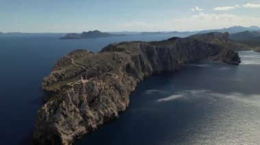 Drone, Palma de Mallorca 'daki Cape Formentor Deniz Feneri' nin engebeli uçurumları ve gün batımında okyanusla nefes kesici bir görüntüsünü yakalıyor..