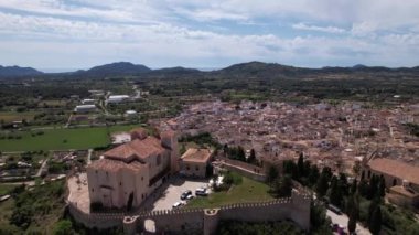 Arta, Palma de Mallorca 'nın göbeğindeki görkemli kaleyi bir dron ele geçirdi..