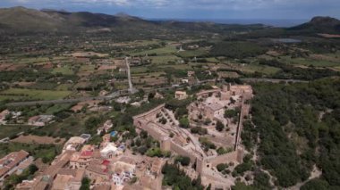 Palma de Mallorca 'daki Capdepera şehrinin hava perspektifi..