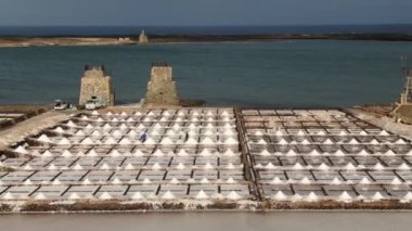 Salinas de Janubio, Lanzarote 'de tuz düzlükleri, Kanarya Adaları. Hava aracı görüntüsü. Yüksek kalite 4k görüntü