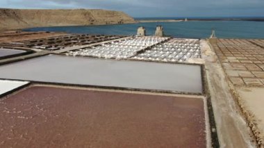 Salinas de Janubio, Lanzarote 'de tuz düzlükleri, Kanarya Adaları. Hava aracı görüntüsü. Yüksek kalite 4k görüntü