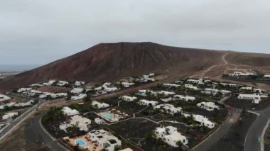 Lanzarote, Kanarya Adaları 'ndaki bir çöl kasabasını keşfedin. Bu eşsiz bölgenin yerleşim planına, binalarına ve çevresine bakın..