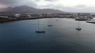 Lanzarote, Kanarya Adaları açıklarında geniş bir su kütlesi. Bölgede gezinen çeşitli büyüklükteki teknelerle dolu..