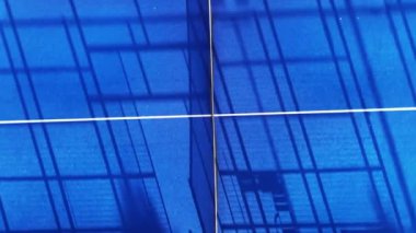 Hareketli gölgeleri olan mavi bir tenis kortu sunan büyüleyici bir ekran koruyucu..