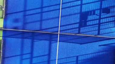 Mavi bir tenis kortunun yer aldığı rahatlama ekran koruyucusu..